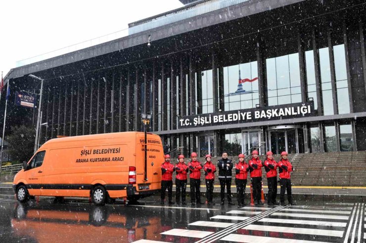 ŞİŞLİ’DE KARLA MÜCADELE ARALIKSIZ DEVAM EDİYOR