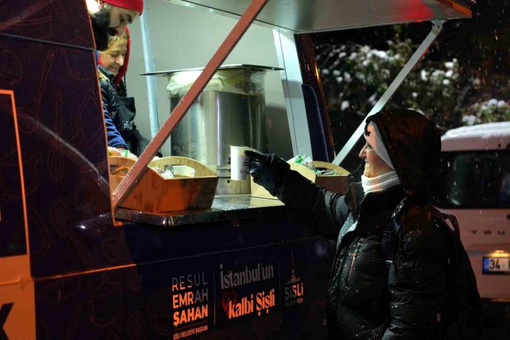 ŞİŞLİ’DE KARLA MÜCADELE ARALIKSIZ DEVAM EDİYOR