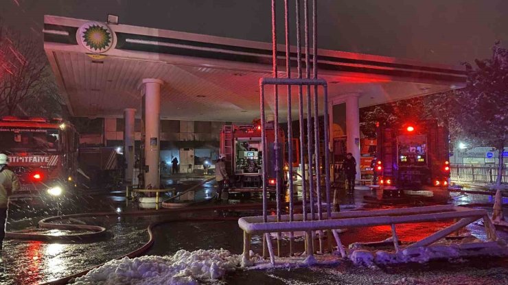 ZEYTİNBURNU’NDA BİR AKARYAKIT İSTASYONU MARKETİNDE ÇIKAN YANGIN PANİĞE NEDEN OLDU