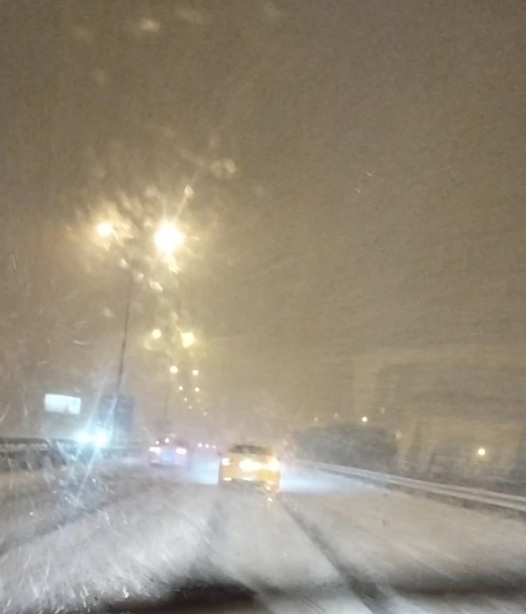 İSTANBUL HAFTANIN SON GÜNÜNE KARLA UYANDI