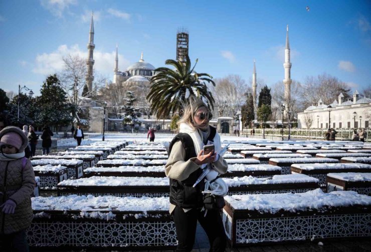 TARİHİ YARIMADA BEYAZA BÜRÜNDÜ, KARTPOSTALLIK MANZARA HAVADAN GÖRÜNTÜLENDİ