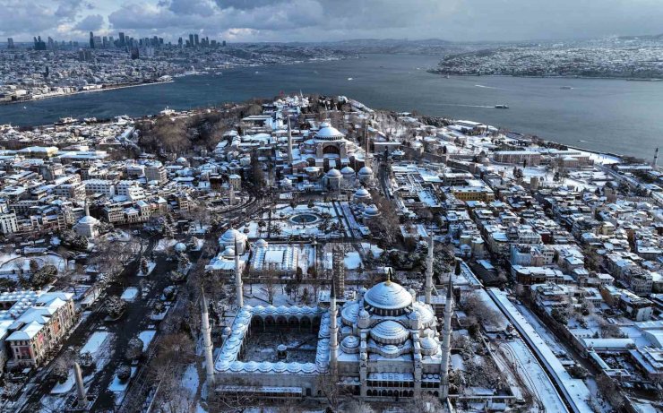 TARİHİ YARIMADA BEYAZA BÜRÜNDÜ, KARTPOSTALLIK MANZARA HAVADAN GÖRÜNTÜLENDİ