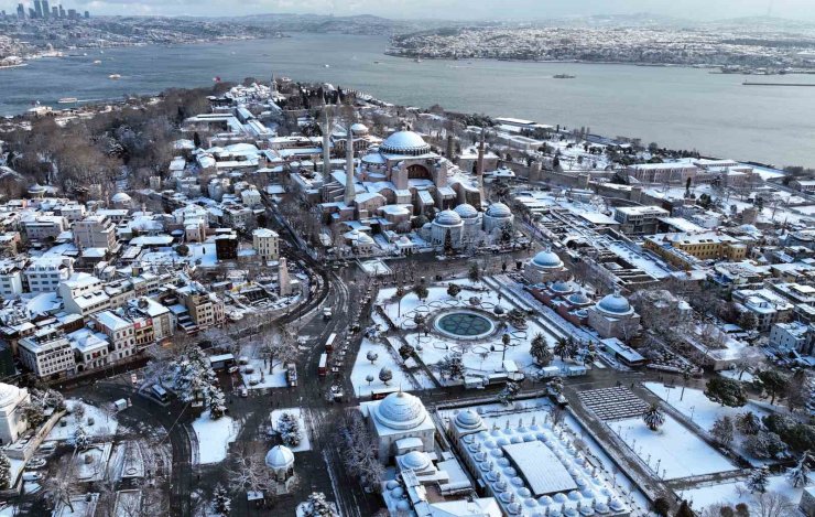 TARİHİ YARIMADA BEYAZA BÜRÜNDÜ, KARTPOSTALLIK MANZARA HAVADAN GÖRÜNTÜLENDİ