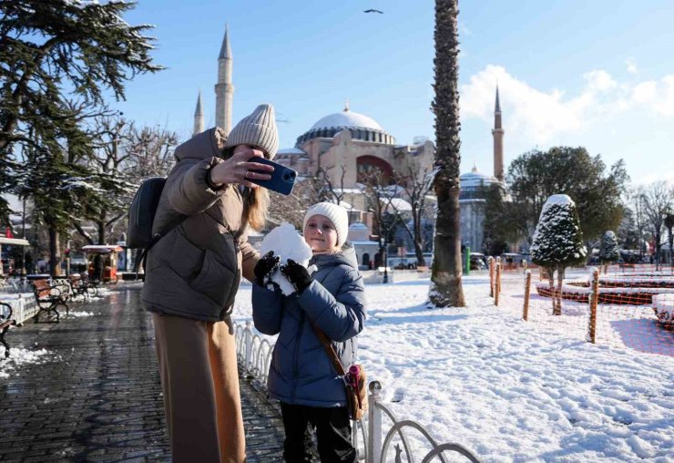 TARİHİ YARIMADA BEYAZA BÜRÜNDÜ, KARTPOSTALLIK MANZARA HAVADAN GÖRÜNTÜLENDİ