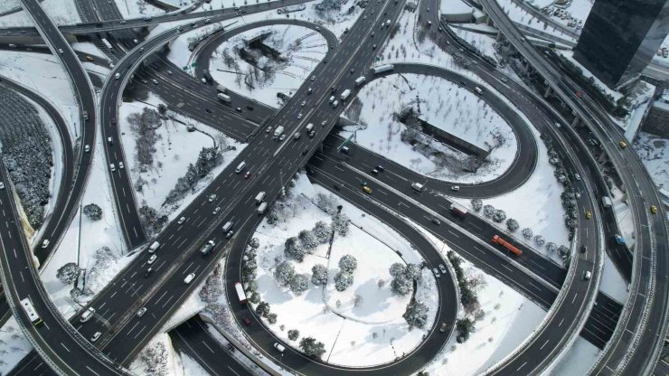 İSTANBUL’A KAR YAĞDI YOLLAR BOŞ KALDI