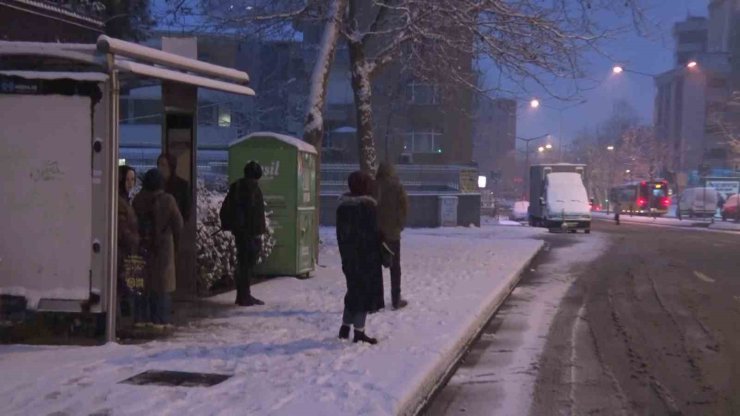 İSTANBUL GÜNÜN İLK SAATLERİNDE KARA TESLİM OLDU