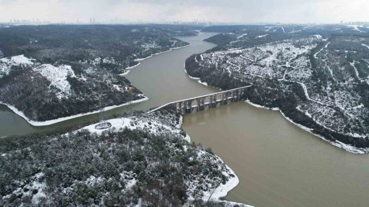 İSTANBUL’DA KAR YAĞIŞI ETKİLİ OLURKEN BARAJLARDAKİ DOLULUK ORANI YÜZDE 70’İ GEÇTİ