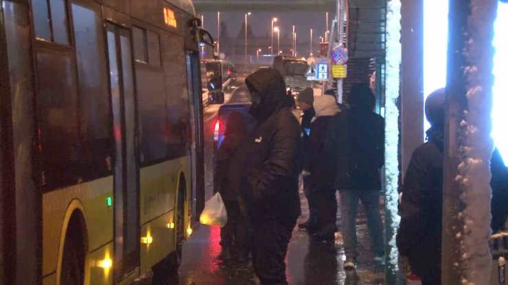 İSTANBUL’DA VATANDAŞLAR KAR YAĞIŞI ALTINDA İŞLERİNE GİTMEK İÇİN YOLA DÜŞTÜ