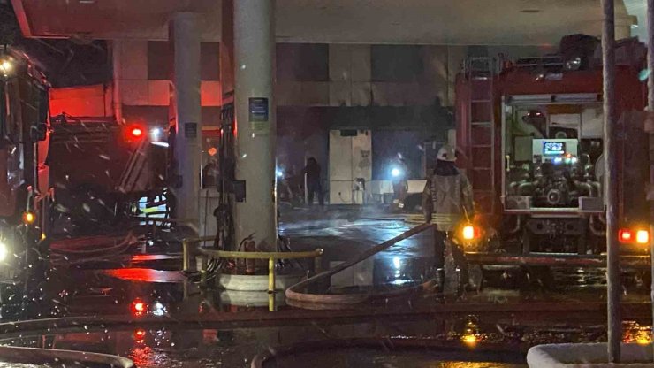 ZEYTİNBURNU’NDA BİR AKARYAKIT İSTASYONU MARKETİNDE ÇIKAN YANGIN PANİĞE NEDEN OLDU