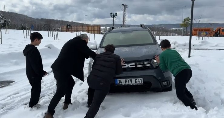 İSTANBUL’DA KAR YAĞIŞI ARALIKLARLA DEVAM EDİYOR