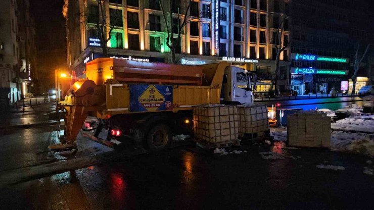 İSTANBUL’DA 5 GÜNDÜR ETKİLİ OLAN ALTAY KAR FIRTINASI YERİNİ BUZLANMAYA BIRAKTI