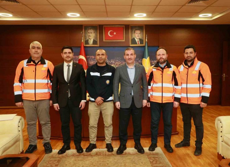 SULTANBEYLİ’DE GÖNÜLLERİ FETHEDEN PERSONELE BELEDİYE BAŞKANI ALİ TOMBAŞ’TAN ÖDÜL