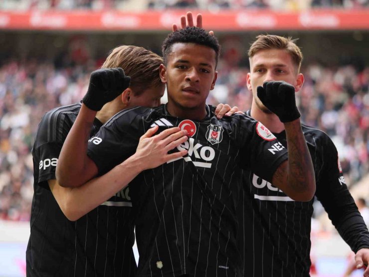 KENY ARROYO, SİYAH-BEYAZLI FORMAYLA İLK GOLÜNÜ ATTI