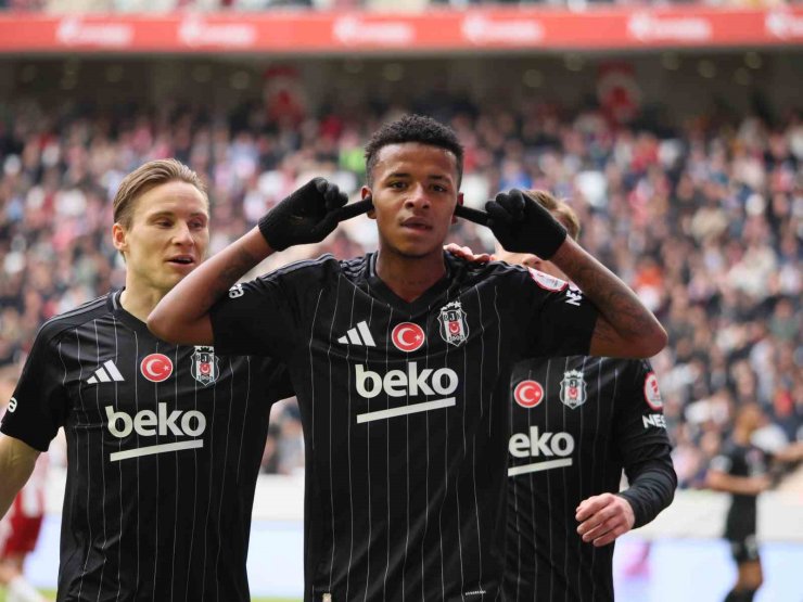 KENY ARROYO, SİYAH-BEYAZLI FORMAYLA İLK GOLÜNÜ ATTI