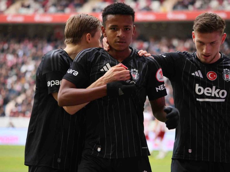 KENY ARROYO, SİYAH-BEYAZLI FORMAYLA İLK GOLÜNÜ ATTI