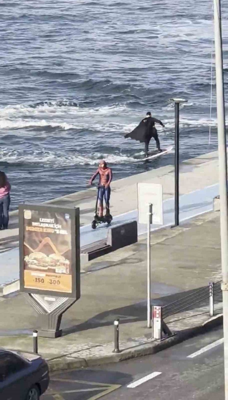 İSTANBUL BOĞAZI’NDA "BATMAN" SÖRF YAPARKEN "ÖRÜMCEK ADAM" SCOOTER KULLANDI