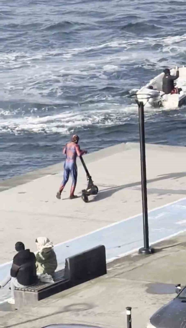 İSTANBUL BOĞAZI’NDA "BATMAN" SÖRF YAPARKEN "ÖRÜMCEK ADAM" SCOOTER KULLANDI