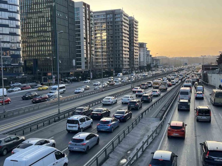 İSTANBUL’DA TRAFİK YOĞUNLUĞU YÜZDE 80’E ULAŞTI