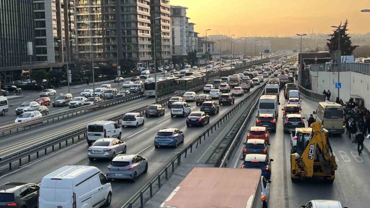 İSTANBUL’DA TRAFİK YOĞUNLUĞU YÜZDE 80’E ULAŞTI