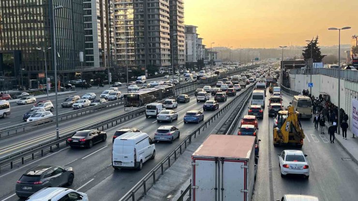 İSTANBUL’DA TRAFİK YOĞUNLUĞU YÜZDE 80’E ULAŞTI