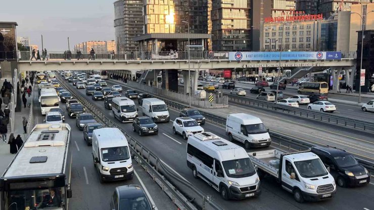 İSTANBUL’DA TRAFİK YOĞUNLUĞU YÜZDE 80’E ULAŞTI
