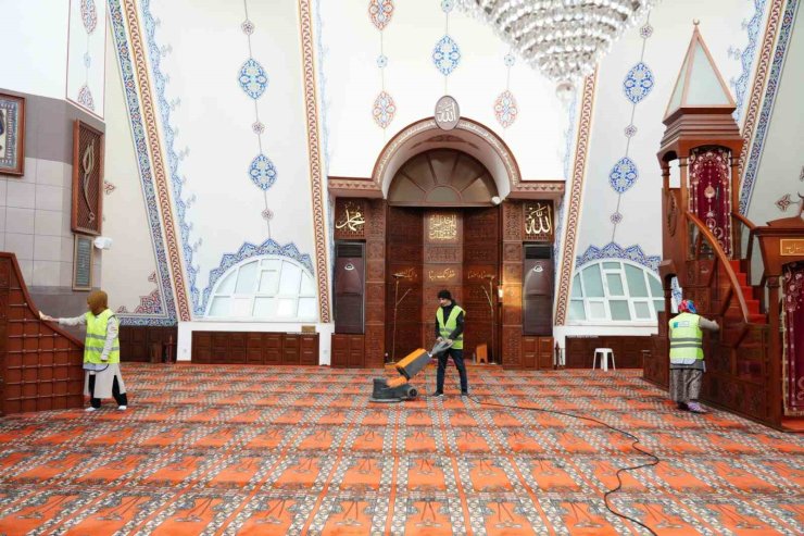 KADIKÖY’DEKİ İBADETHANELERDE RAMAZAN AYI TEMİZLİĞİ