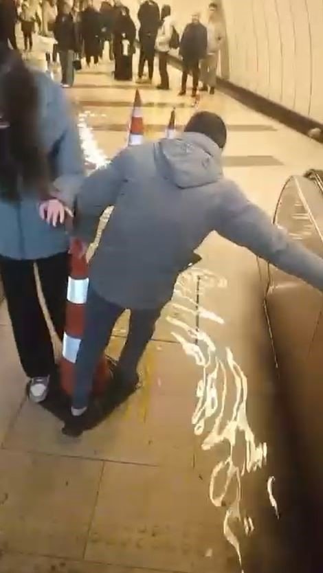 METROBÜS ALT GEÇİDİNİ SU BASTI VATANDAŞLAR MAHSUR KALDI