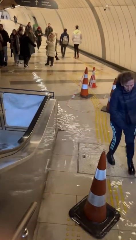 METROBÜS ALT GEÇİDİNİ SU BASTI VATANDAŞLAR MAHSUR KALDI