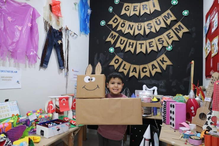 SULTANGAZİ’DE ANA KUCAĞI MİNİKLERİNDEN GERİ DÖNÜŞÜM SERGİSİ