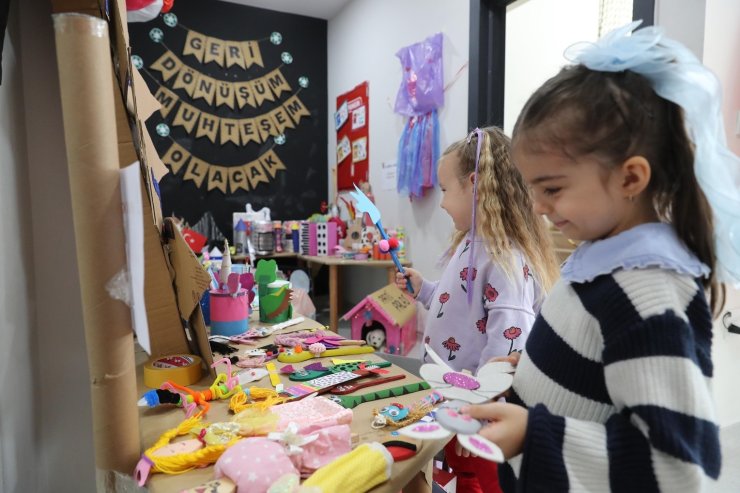 SULTANGAZİ’DE ANA KUCAĞI MİNİKLERİNDEN GERİ DÖNÜŞÜM SERGİSİ