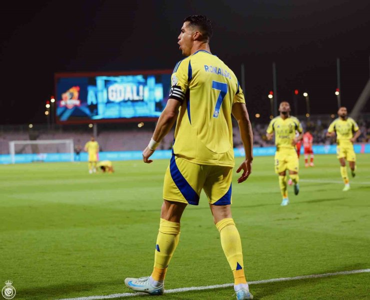 40 YAŞINDAKİ CRİSTİANO RONALDO, KARİYERİNİN 925. GOLÜNÜ ATTI