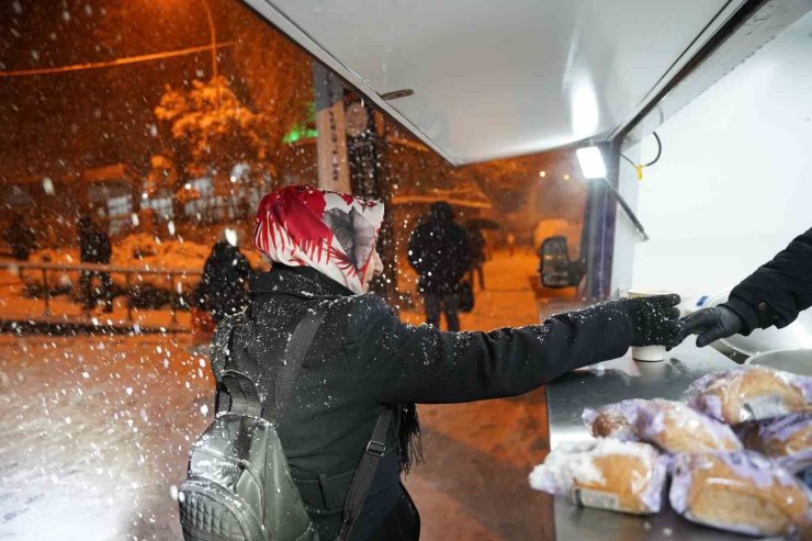 TUZLA BELEDİYESİ’NDEN SOĞUK KIŞ GÜNLERİNDE ÇORBA İKRAMI