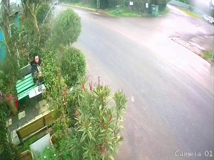 TUZLA’DA EHLİYETSİZ SÜRÜCÜ BANKTA OTURAN KADINI EZDİ