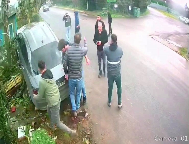 TUZLA’DA EHLİYETSİZ SÜRÜCÜ BANKTA OTURAN KADINI EZDİ