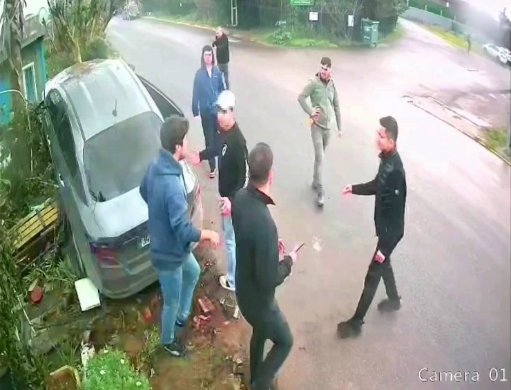 TUZLA’DA EHLİYETSİZ SÜRÜCÜ BANKTA OTURAN KADINI EZDİ