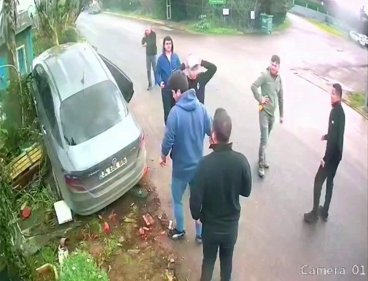 TUZLA’DA EHLİYETSİZ SÜRÜCÜ BANKTA OTURAN KADINI EZDİ