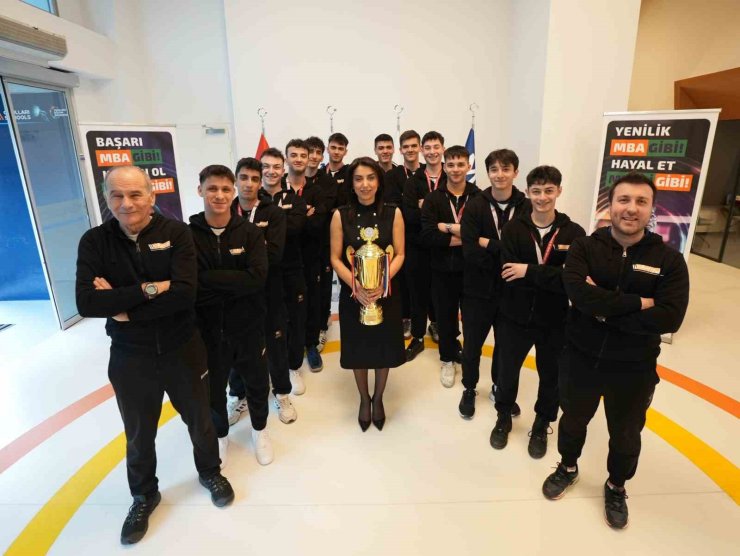 ŞAMPİYON OLAN MBA OKULLARI HENTBOL TAKIMI MERKEZDE AĞIRLANDI