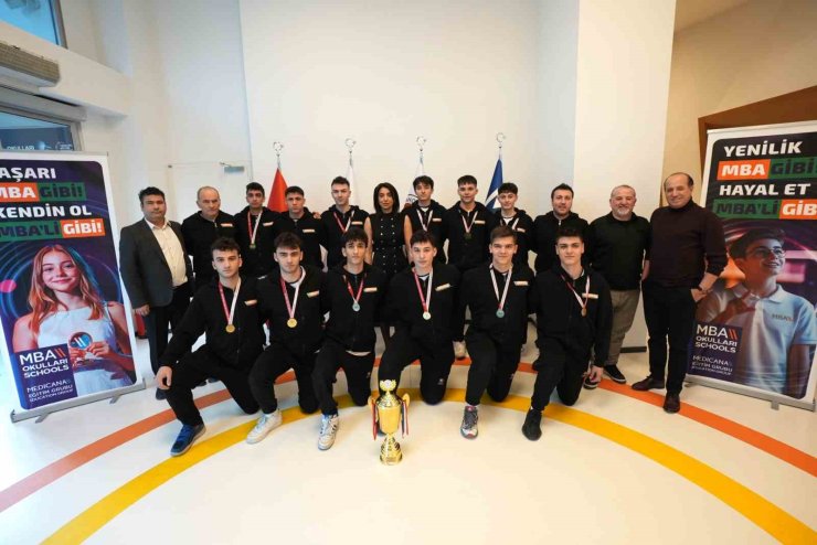 ŞAMPİYON OLAN MBA OKULLARI HENTBOL TAKIMI MERKEZDE AĞIRLANDI