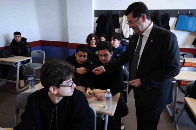 ÇEKMEKÖYLÜ ON BİN ÖĞRENCİYE ÜCRETSİZ DİJİTAL DERSHANE