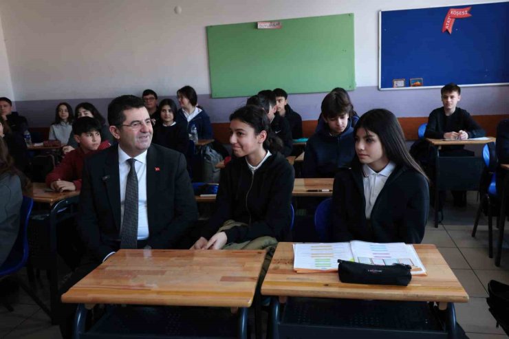 ÇEKMEKÖYLÜ ON BİN ÖĞRENCİYE ÜCRETSİZ DİJİTAL DERSHANE