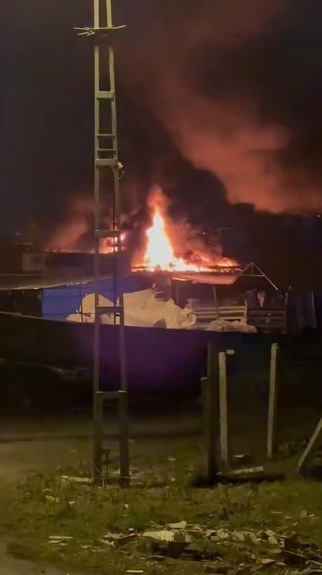 ARNAVUTKÖY’DE FABRİKA YANGINI