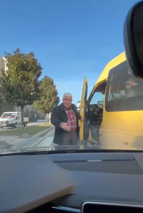 BAŞAKŞEHİR’DE MİNİBÜS ŞOFÖRÜ, KADIN SÜRÜCÜNÜN ARACINA SALDIRDI