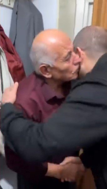 TORUNLARINDAN YARIM ASRI DEVİREN DEDE VE NENEYE DUYGULANDIRAN SÜRPRİZ