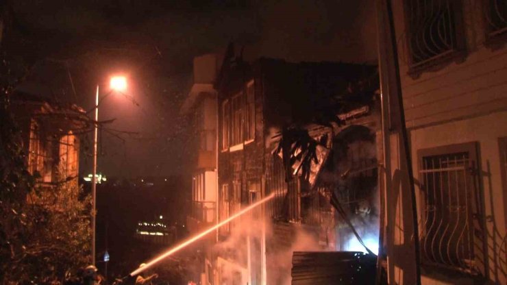 BEŞİKTAŞ’TA 3 KATLI 2 AHŞAP BİNA ALEV ALEV YANDI