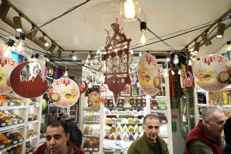 EMİNÖNÜ’NDE RAMAZAN HAREKETLİLİĞİ