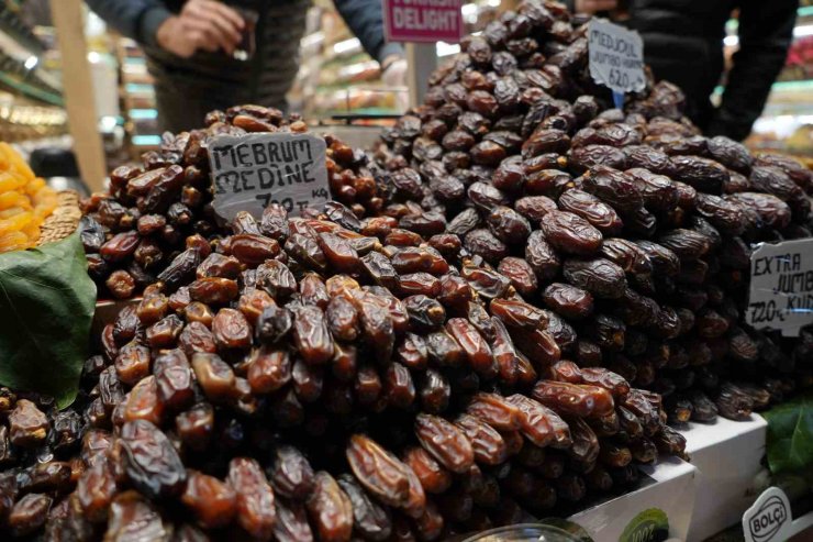 EMİNÖNÜ’NDE RAMAZAN HAREKETLİLİĞİ