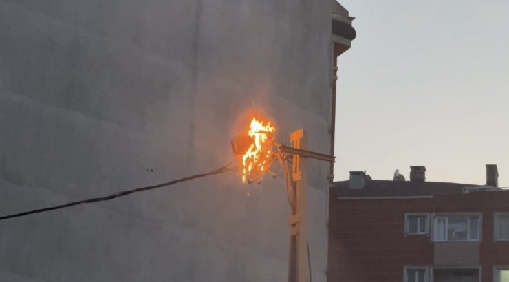 EYÜPSULTAN’DA ELEKTRİK KABLOLARI ALEV ALEV YANDI