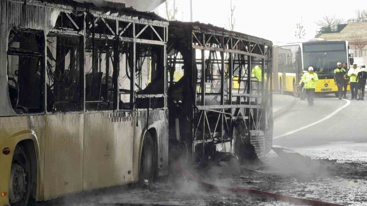 BAŞAKŞEHİR’DE İETT OTOBÜSÜ ALEV ALEV YANDI