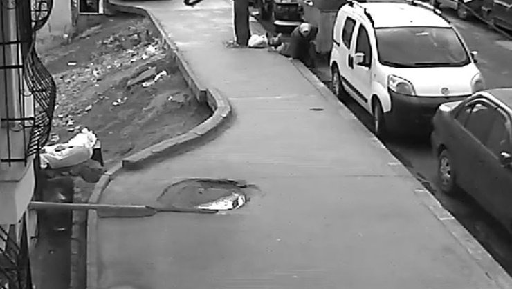 HOROZUN SALDIRDIĞI KADIN DEFALARCA YERE DÜŞTÜ, AYAĞA KALKINCA O DA HOROZA SALDIRDI