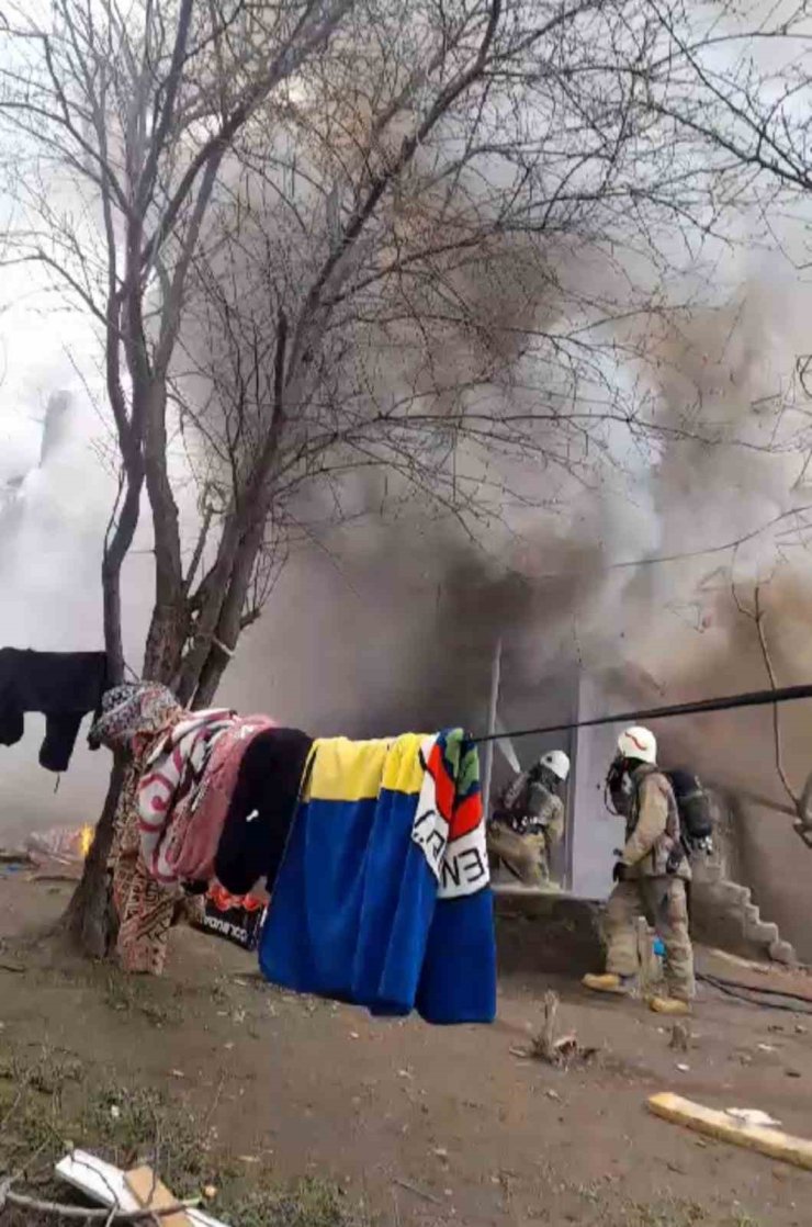 ÜSKÜDAR’DA GECEKONDU YANGINI: O ANLAR KAMERADA